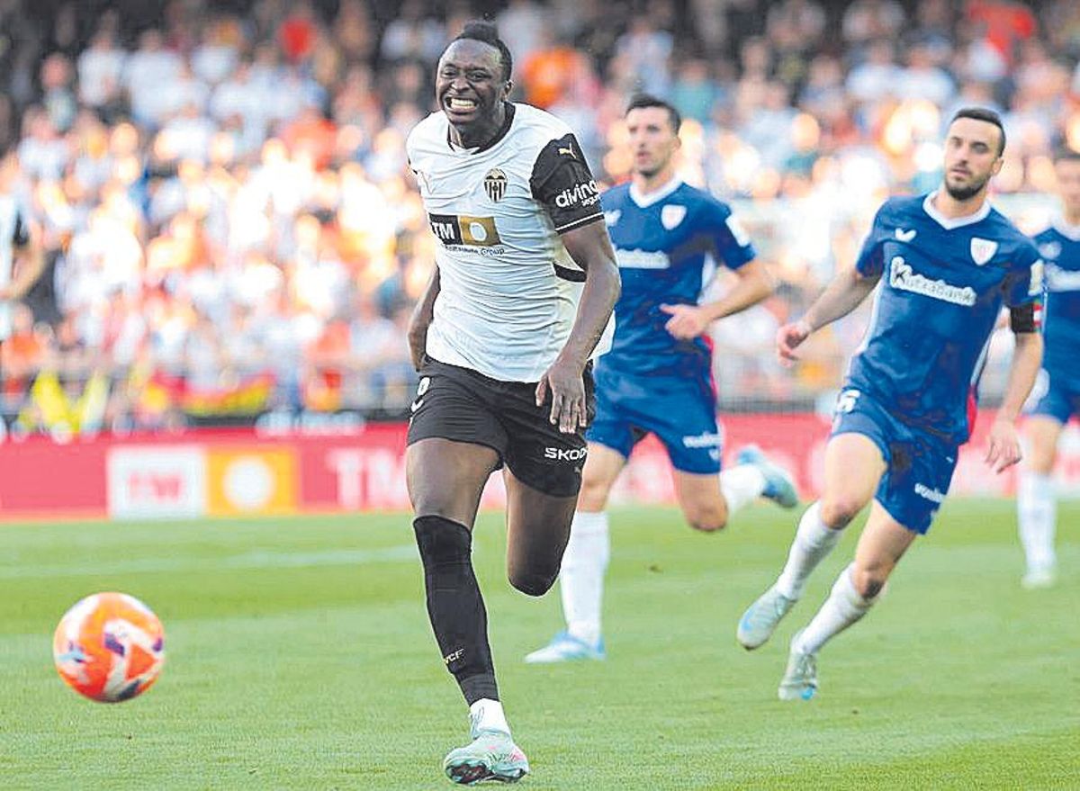 Con el fin de cesión de Umar Sadiq y de Rafa Mir queda solamente Hugo Duro.