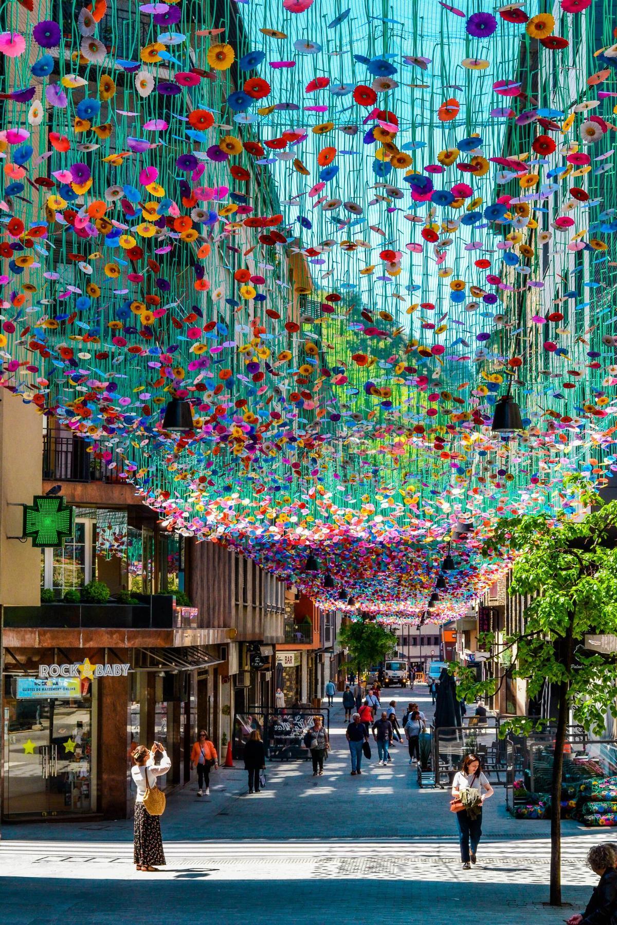 Vista de uno de los "sostres màgics" instalados por Ximenez en la Calle Callaueta (2022) en Andorra la Vella (Andorra).