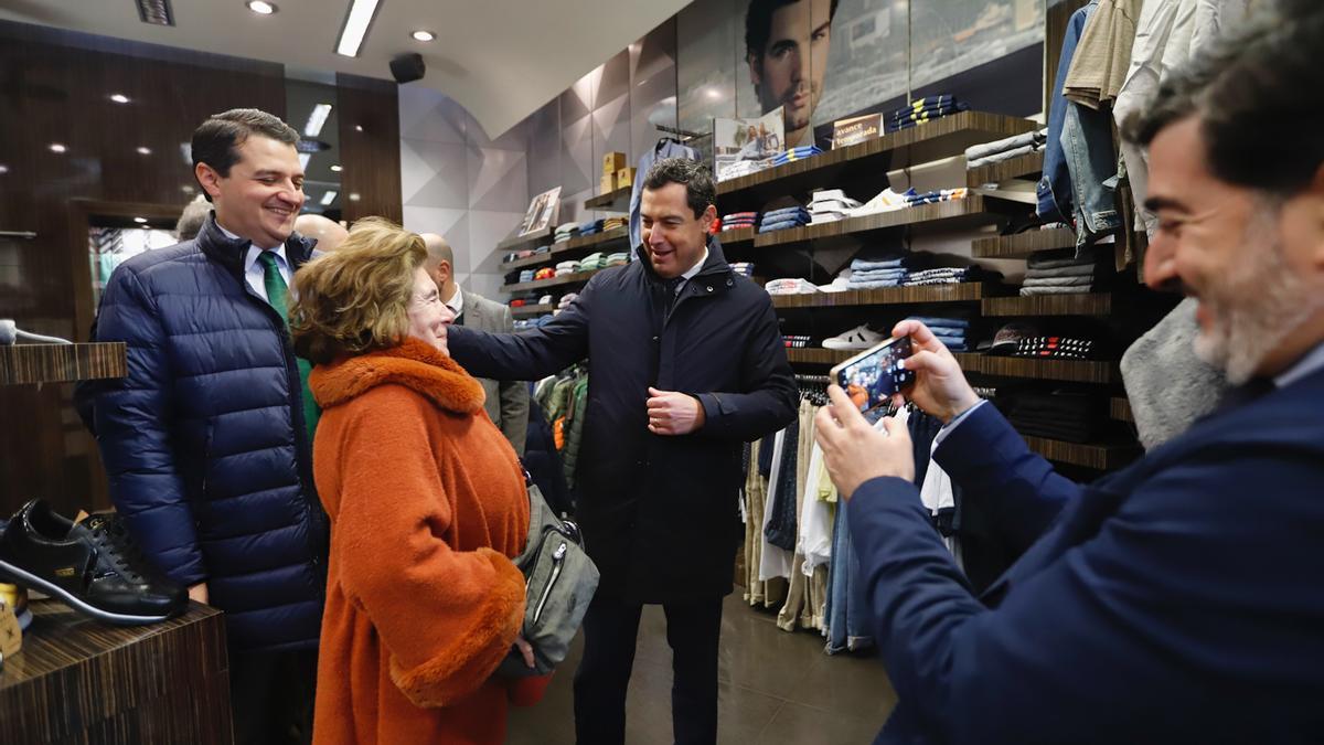 El presidente andaluz visita a los comerciantes del Centro