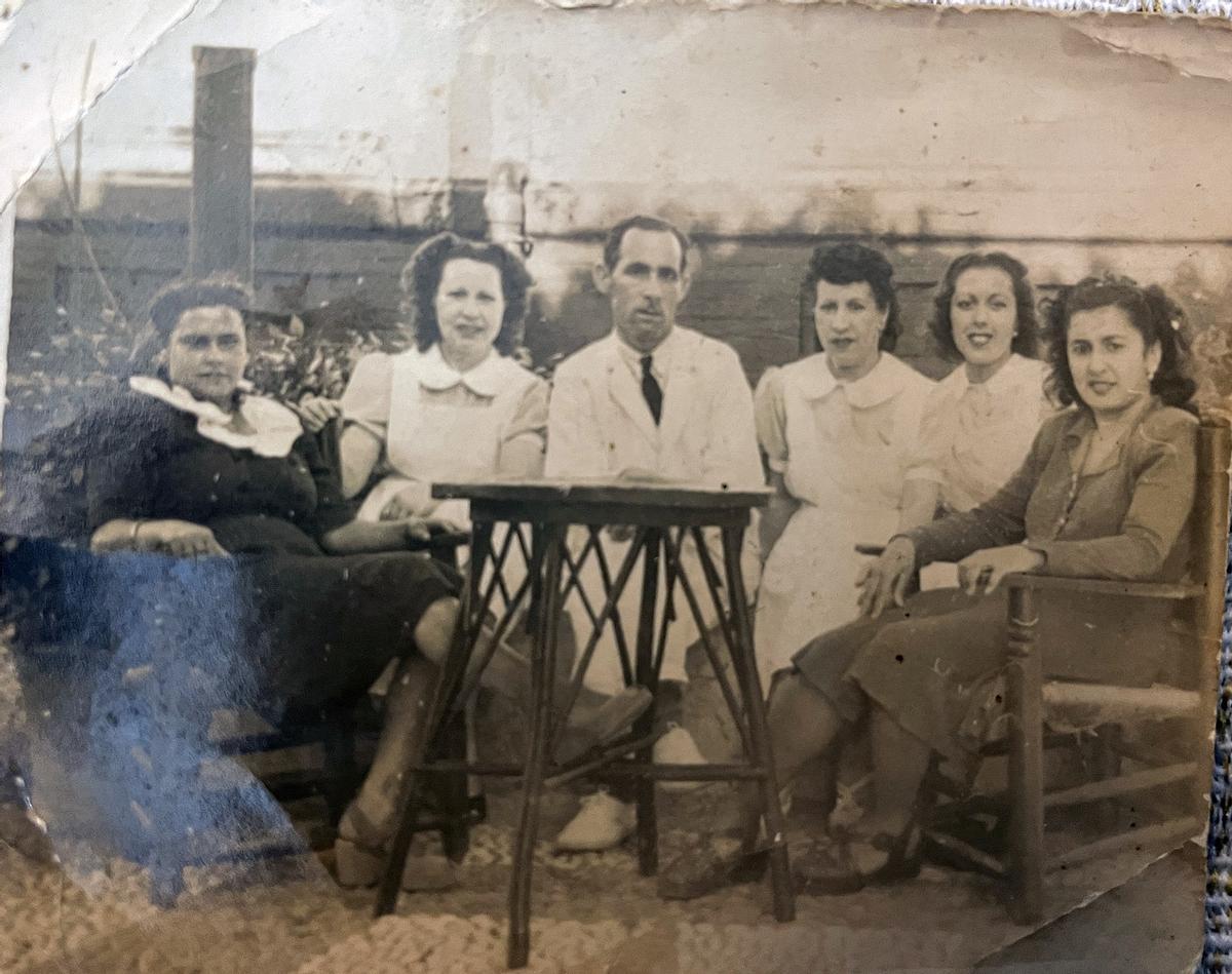 Antonia Ramírez, segunda por la derecha, en sus tiempos de enfermera en el Sanatorio Lazárraga, con unos compañeros.