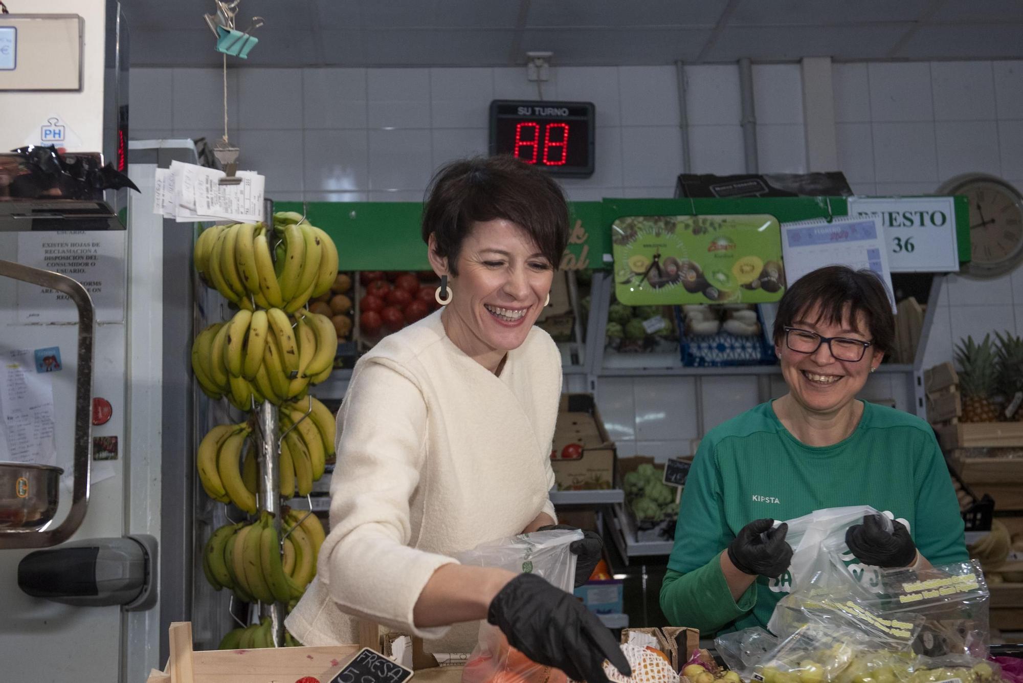 Ana Pontón visita el mercado de Elviña