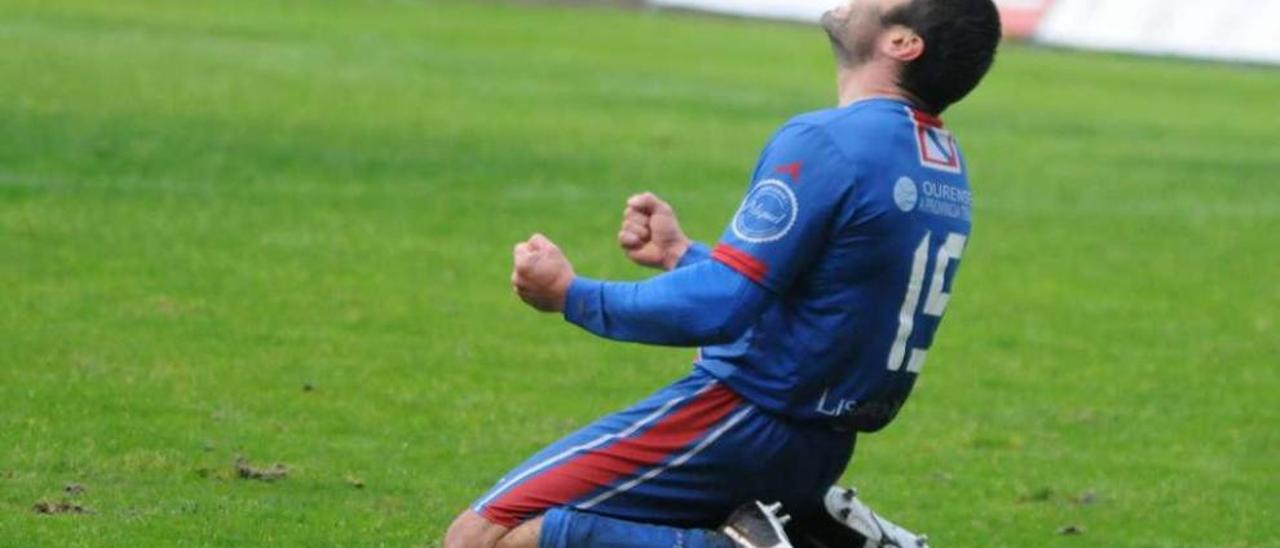 El lateral unionista Julio Álvarez celebra uno de los goles del equipo en O Couto. // FdV