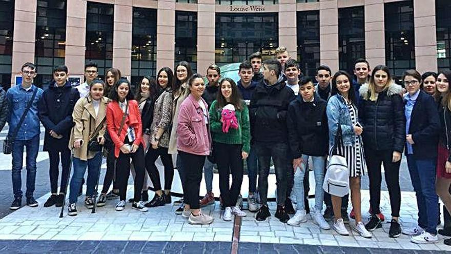 Los alumnos del IES Pedra da Aguia de Ponte do Porto (Camariñas), ayer, en Estrasburgo.