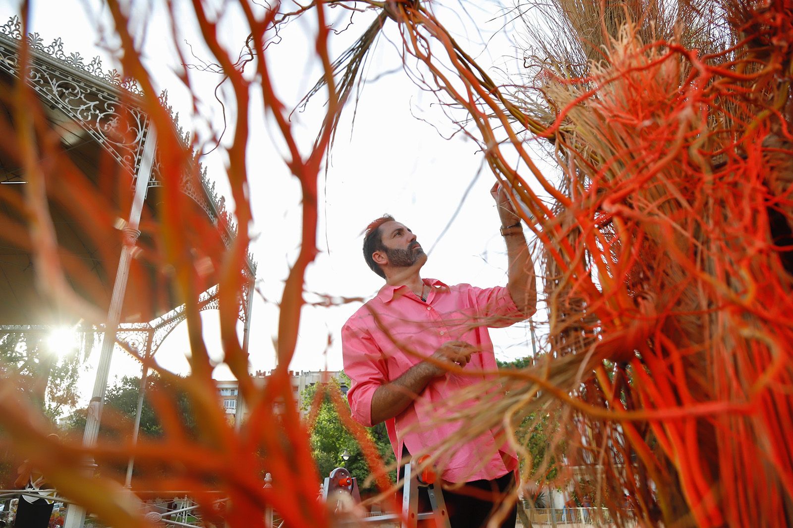 Flora se despide con la tradicional guerrilla floral y una performance de Carvento