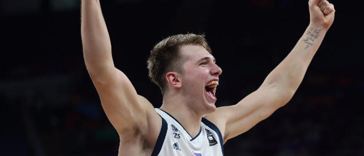 Luka Doncic celebra la victoria de Eslovenia ante Letonia en cuartos de final.