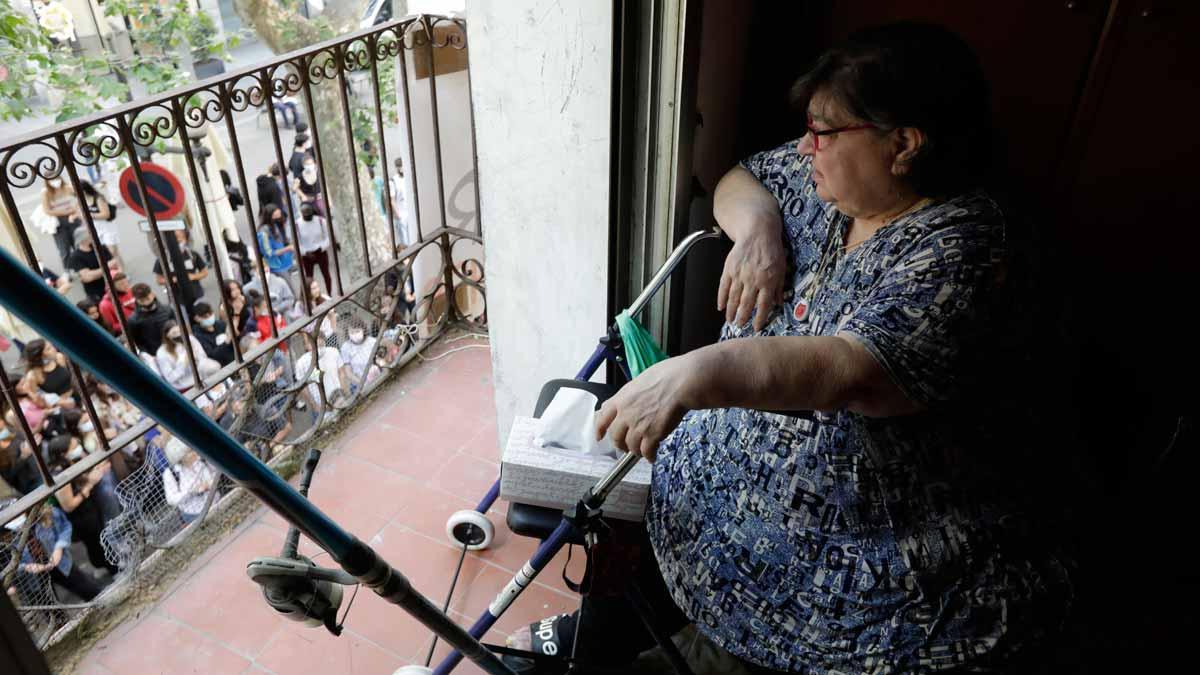 El Poblenou atura a la porta el desnonament d’una veïna de la Rambla