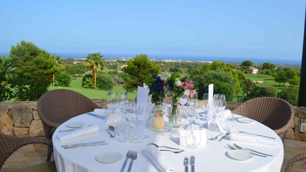 La terraza cuenta con espectaculares vistas a la bahía de Portocolom y al Vall d’Or Golf