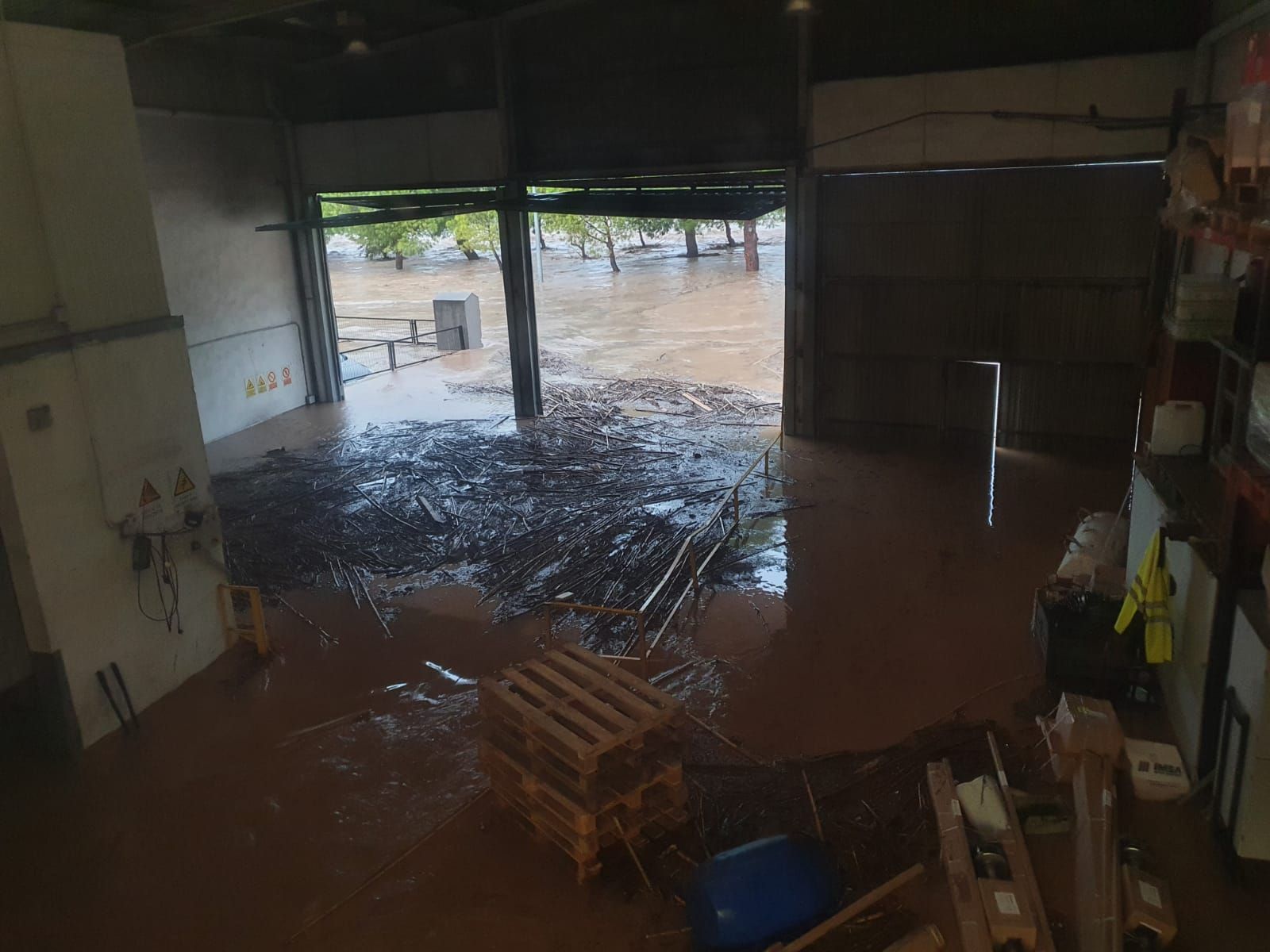 Efectos de la tromba de agua en el polígono de Beniparell