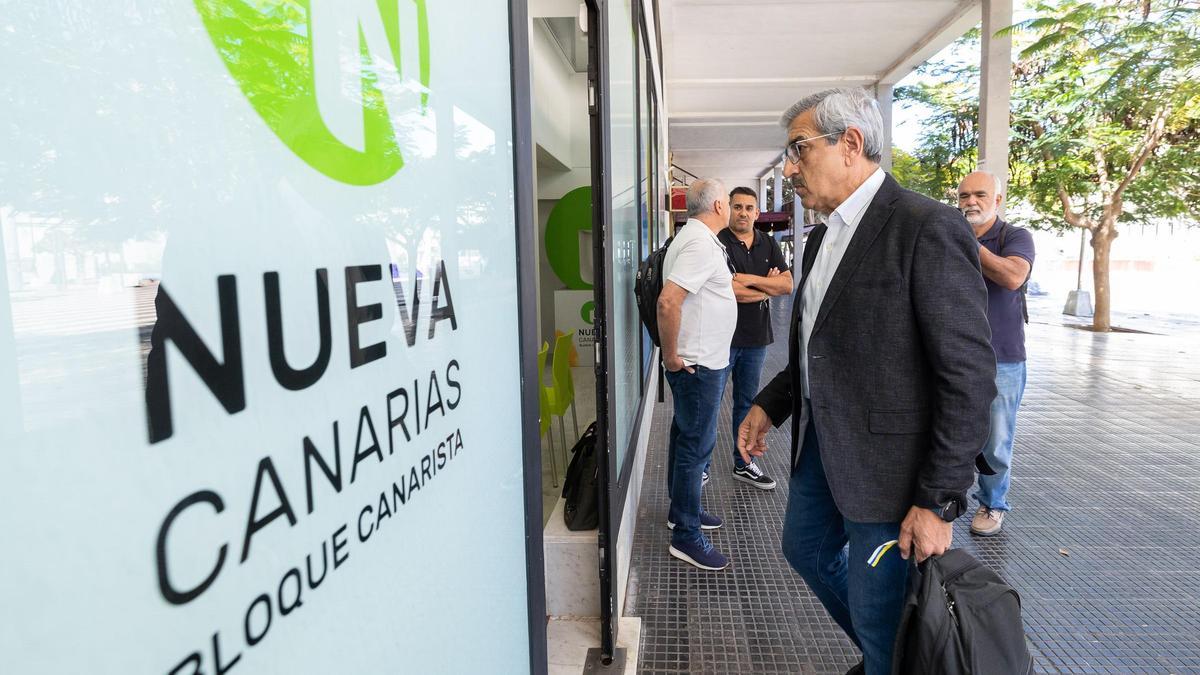 Román Rodriguez a su llegada a una reunión de Nueva Canarias.