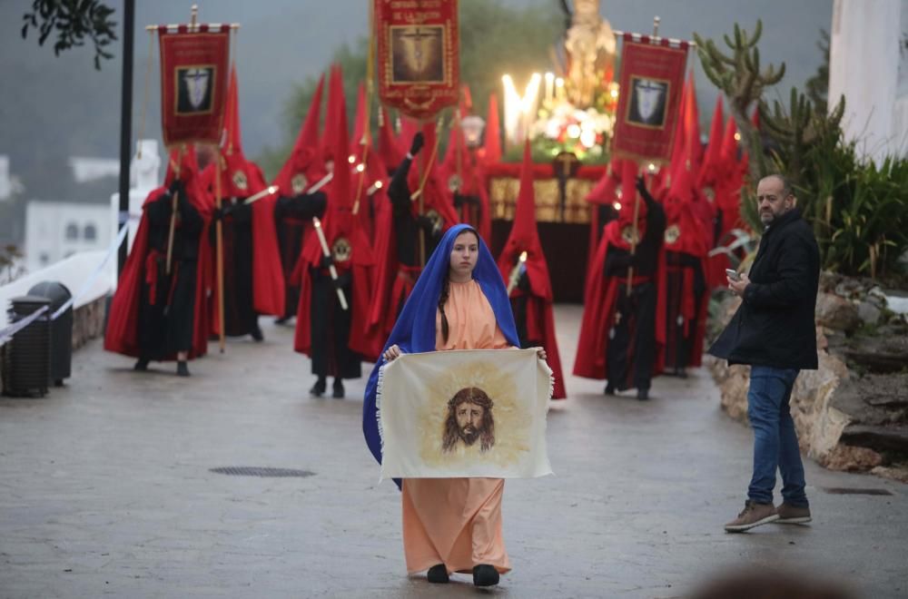 Con más incertidumbre de la esperada en un primer momento, a las 20.10 horas se daba inicio a la procesión