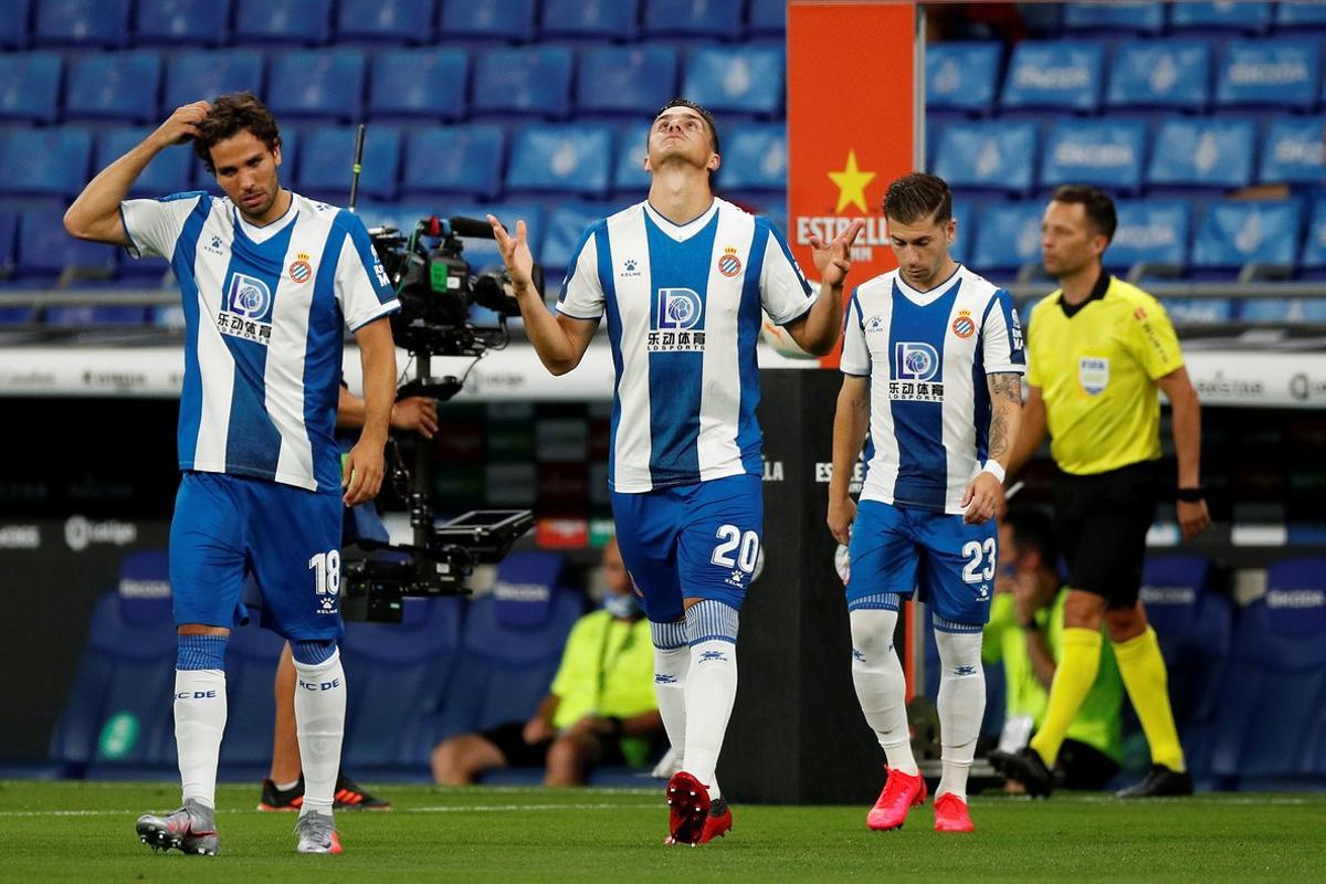 Soccer Football - La Liga Santander - Espanyol v Real Madrid - RCDE Stadium, Barcelona, Spain - June 28, 2020 Espanyol’s Bernardo Espinosa, Adri Embarba and Leandro Cabrera before the match, as play resumes behind closed doors following the outbreak of the coronavirus disease (COVID-19) REUTERS/Albert Gea Soccer Football - La Liga Santander - Espanyol v Real Madrid - RCDE Stadium, Barcelona, Spain - June 28, 2020 Espanyol’s Bernardo Espinosa, Adri Embarba and Leandro Cabrera before the match, as play resumes behind closed doors following the outbreak of the coronavirus disease (COVID-19) REUTERS/Albert Gea