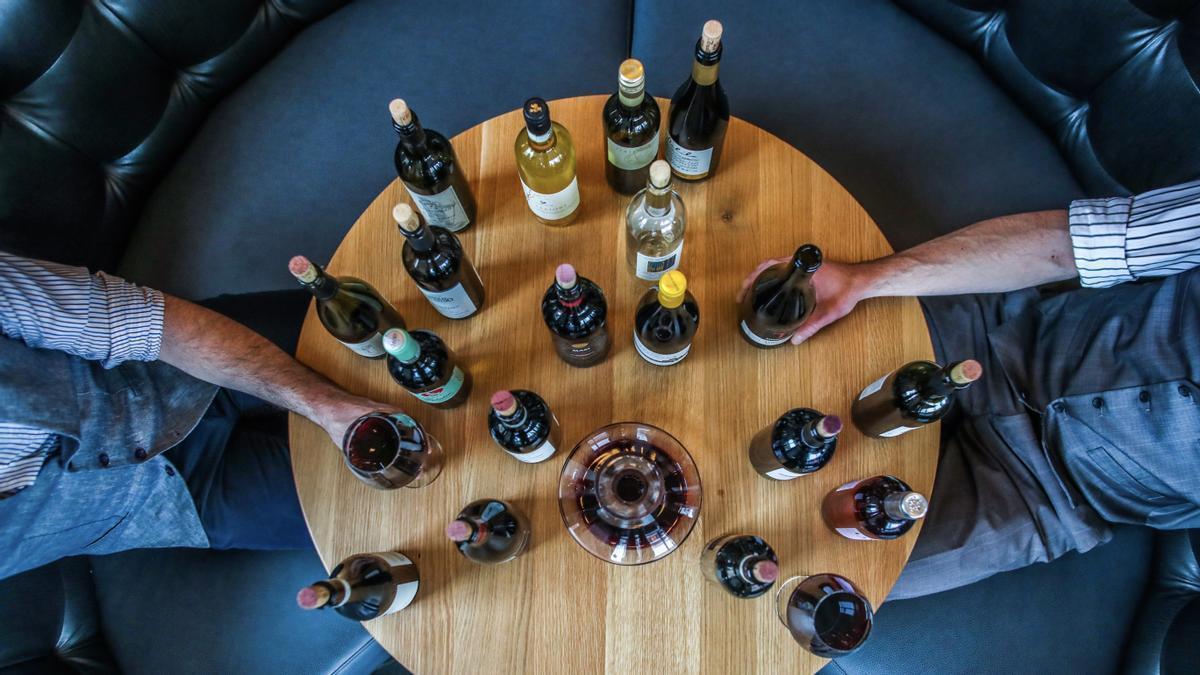 Botellas de vino en una mesa.
