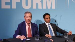 El líder de Reform UK, Nigel Farage (esquerra), al costat de l’empresari i president del partit, Zia Yusuf. | ADRIAN DENNIS / AFP