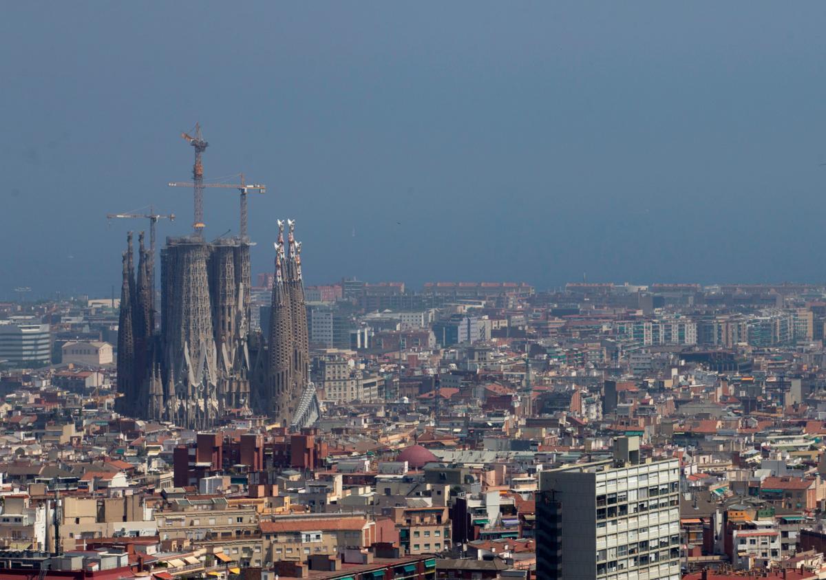 Vista de la ciudad de Barcelona, en un episodio de alta contaminación.