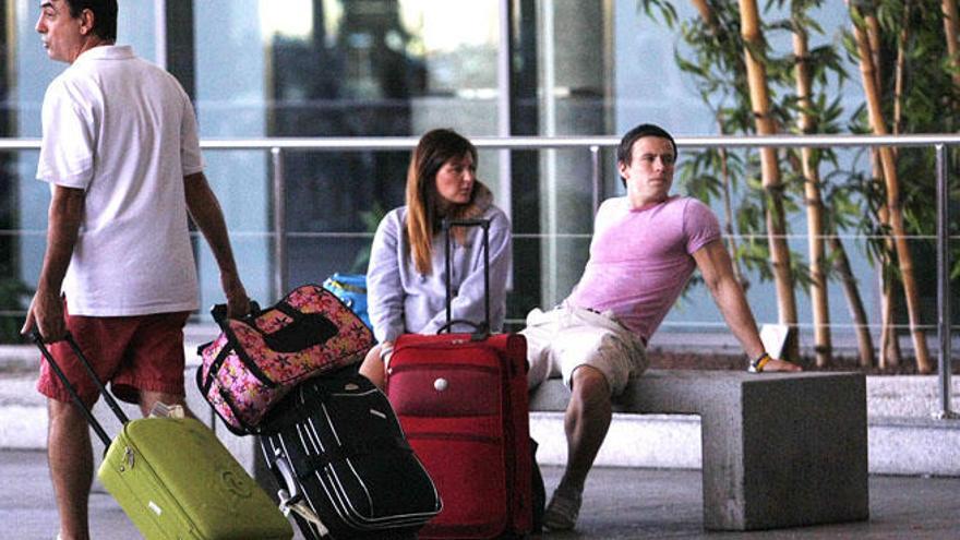 Turistas en el aeropuerto de Málaga.