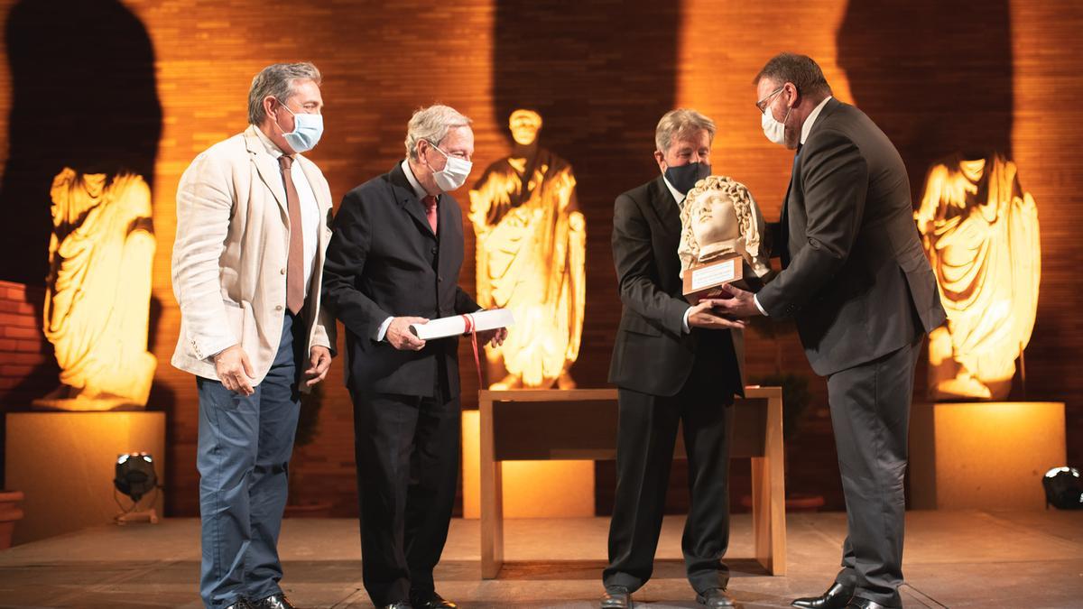 Entrega de los premios Genio Protector de la Colonia en los actos de celebración del 35 aniversario del MNAR