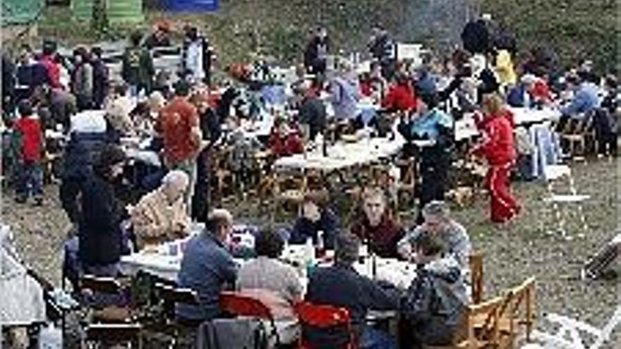 Desenes de persones prenen part en l&#039;aplec de Santa Caterina