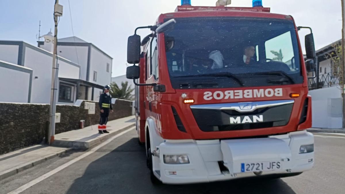 Un camión de bomberos en la calle Varichuelo de Tías, donde un hombre sufrió un percance con un muro.