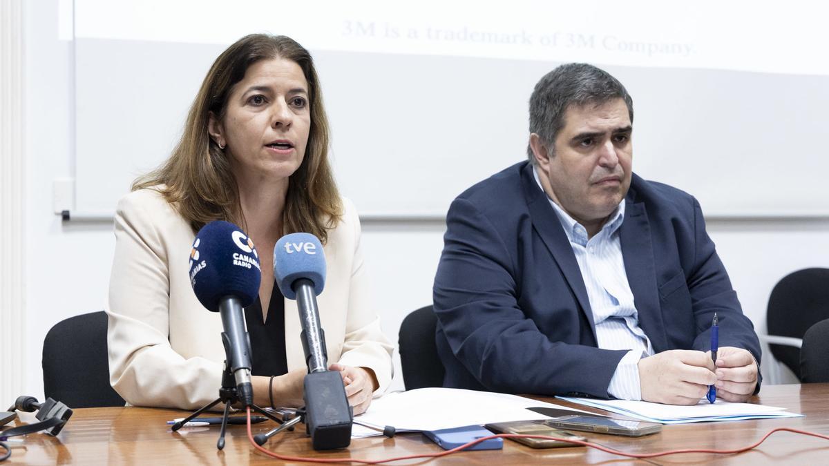 Archivo - La viceconsejera de Empleo del Gobierno de Canarias, Isabel León, y el director general de Trabajo, José Ramón Rodríguez
