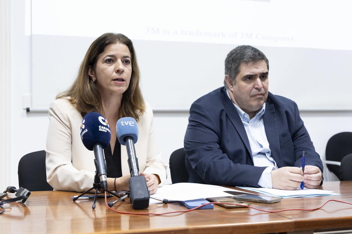 Archivo - La viceconsejera de Empleo del Gobierno de Canarias, Isabel León, y el director general de Trabajo, José Ramón Rodríguez