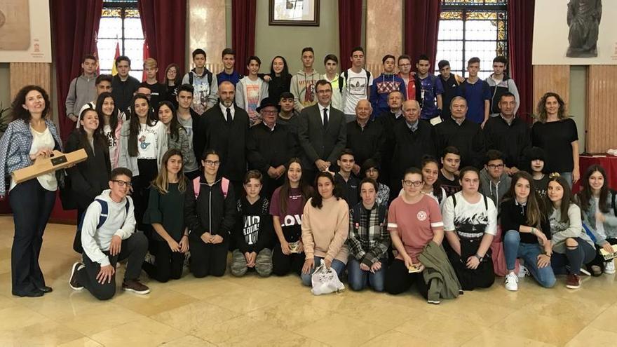 Los estudiantes de los Salesianos de Don Bosco, el Consejo de Hombres Buenos y el alcalde, en el Salón de Plenos del Ayuntamiento de Murcia.