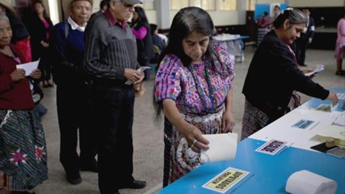 Una mujer indigena emite su voto en la ciudad de Sant Pedro Sacatepéquez, este domingo.