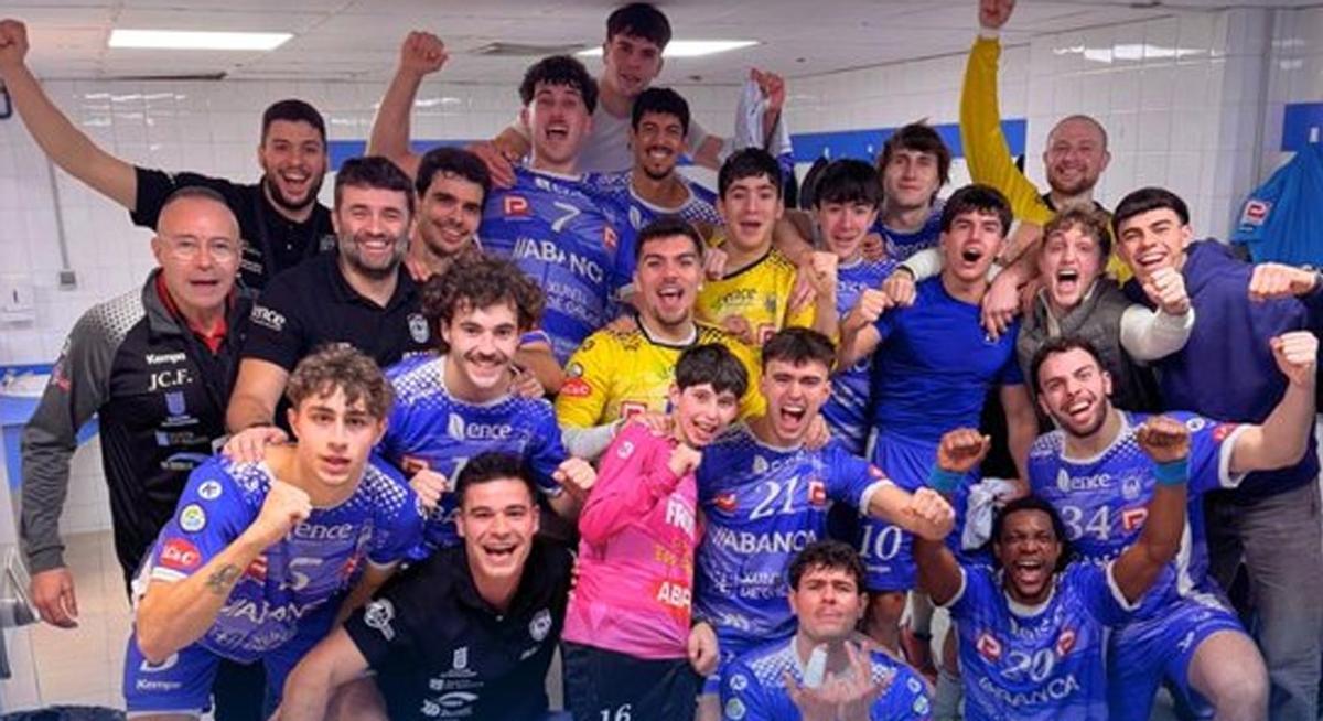 Jugadores y cuerpo técnico celebran el triunfo. | FDV