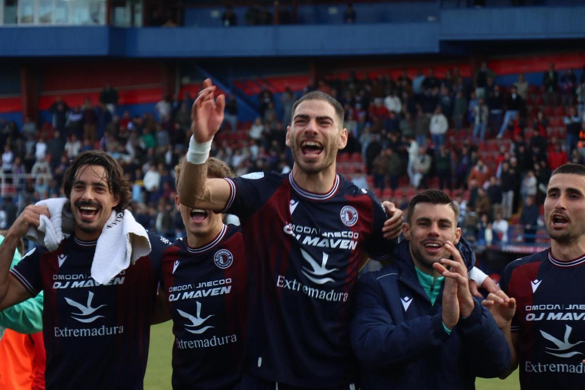 Jugadores del Extremadura celebrando la última victoria en casa.