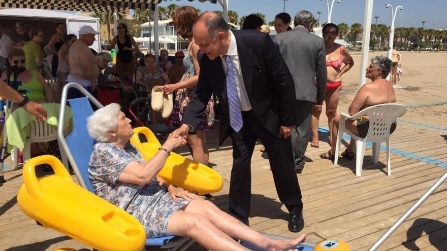 El ayuntamiento acerca la playa a los mayores dependientes