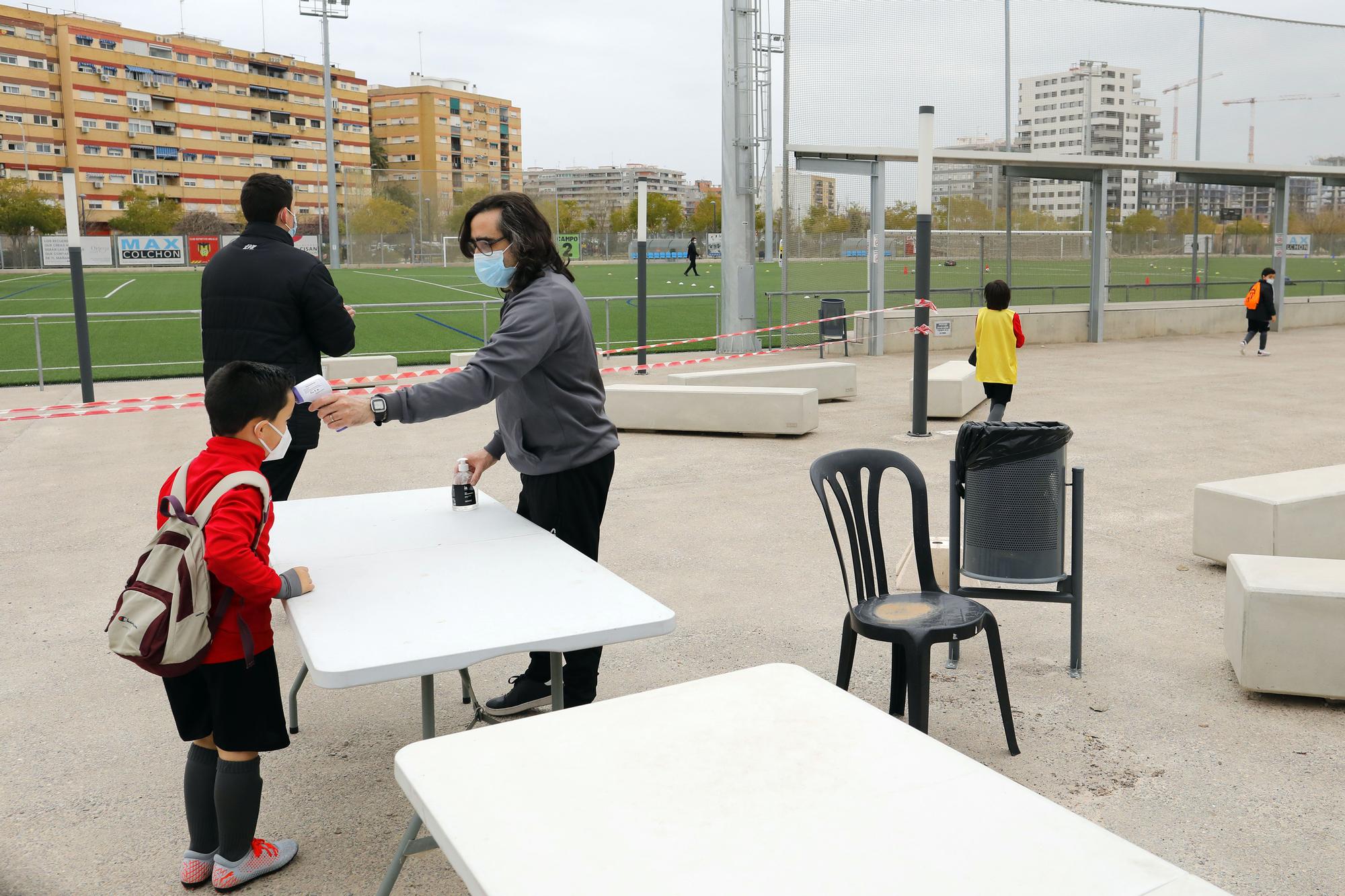 Los niños vuelven a entrenar después de las restricciones