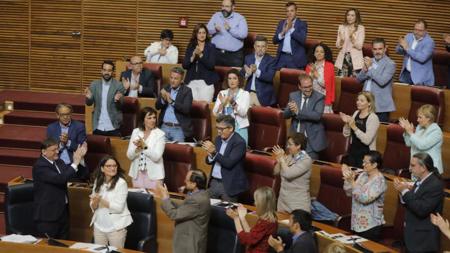 Ximo Puig es aplaudido por los miembros del Consell en funciones y su grupo tras su discurso de investidura en las Corts.