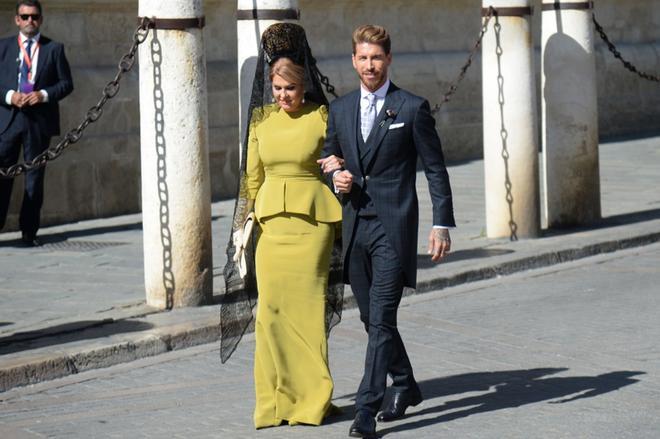 El futbolista Sergio Ramos, junto a su madre, a su llegada a la Catedral de Sevilla donde se celebra este sábado su boda con La presentadora Pilar Rubio