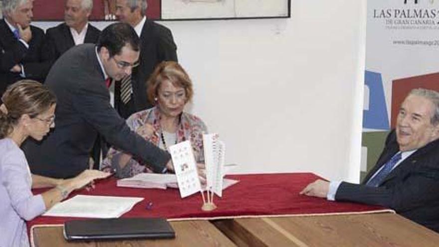 El alcalde Jerónimo Saavedra, durante la firma de la sociedad que gestionará los actos de la candidatura a Capital Europea de la Cultura 2016. i JOSÉ C. GUERRA