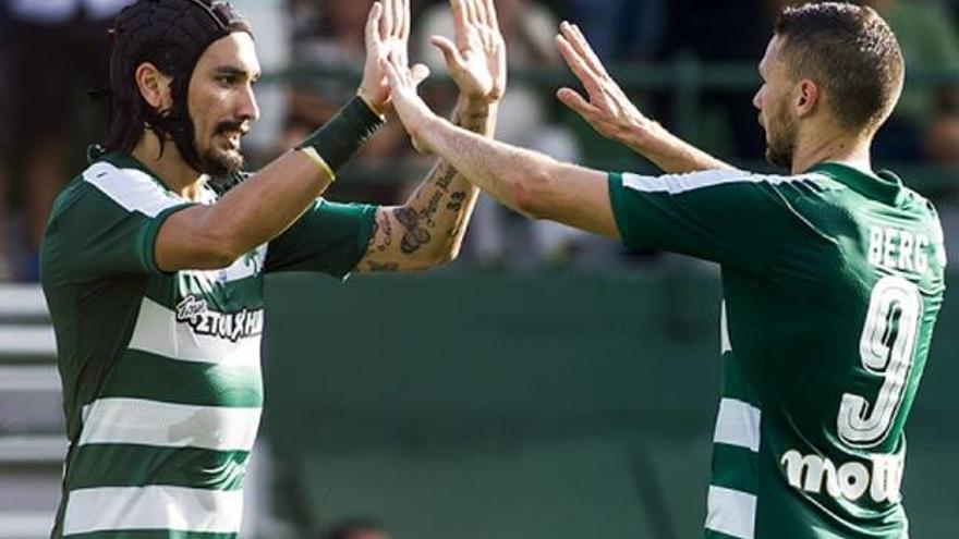 Sebastián Leto felicita a Marcus Berg en un partido de esta temporada del Panathinaikos. // SuperLeague