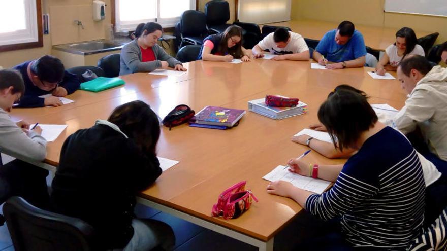 Los 13 alumnos del proyecto Alida durante una clase.