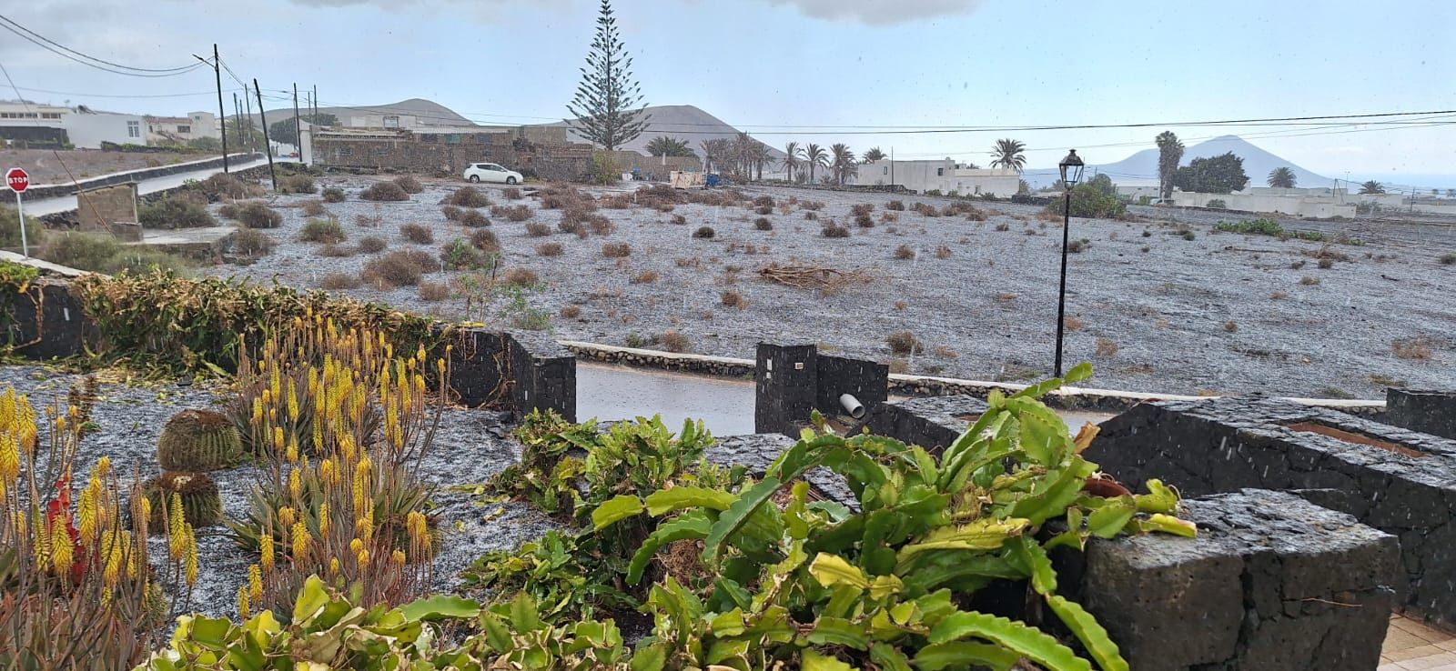 Granizo en Lanzarote y zonas anegadas por la lluvia