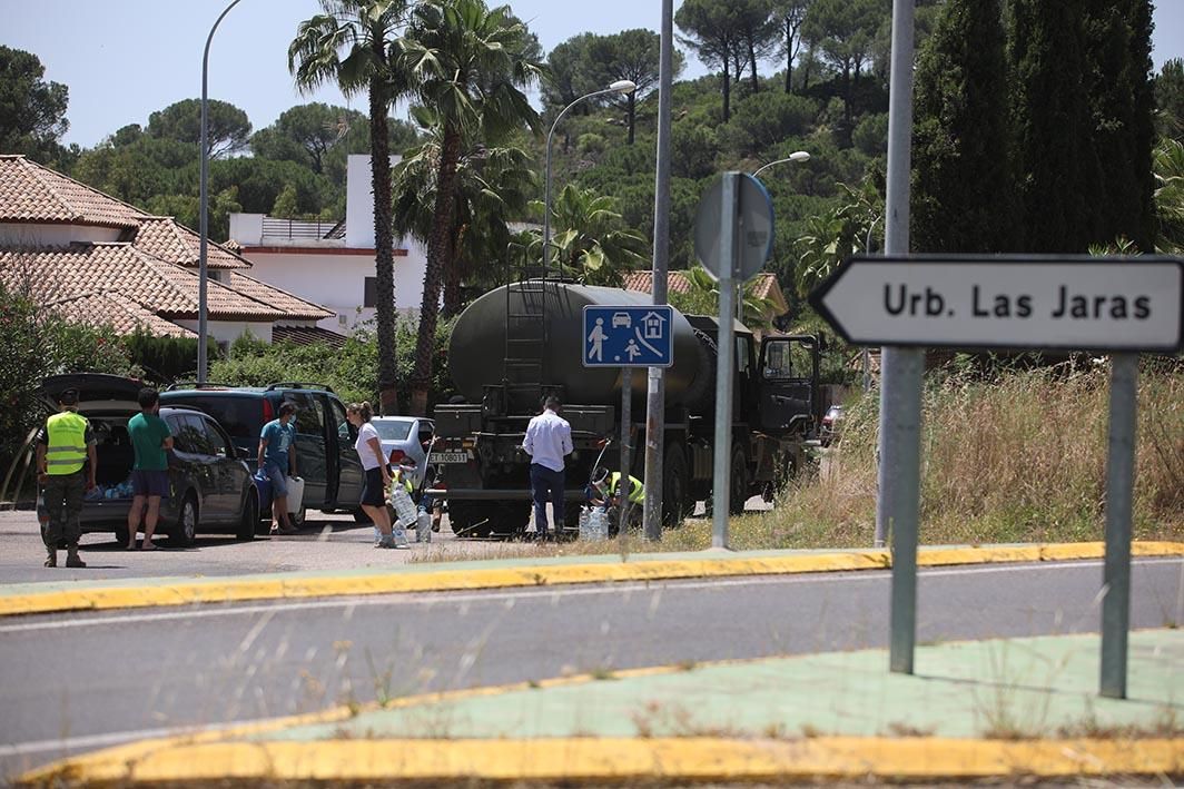 El Ejército y Emacsa reparten agua potable en la urbanización de Las Jaras