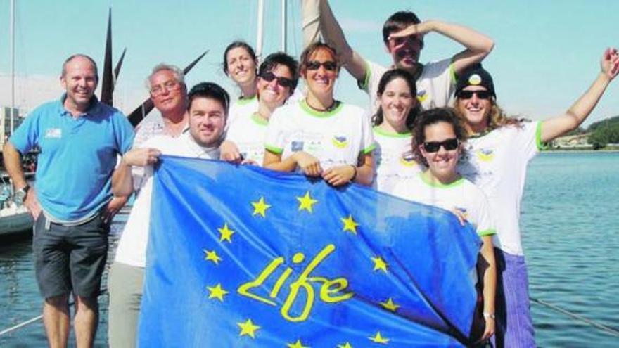 En la imagen superior, el equipo del proyecto «Life+Indemares», en Avilés el pasado verano. Abajo, delfines en el cañón. A la derecha, corales de aguas frías. / reproducción de ricardo solís