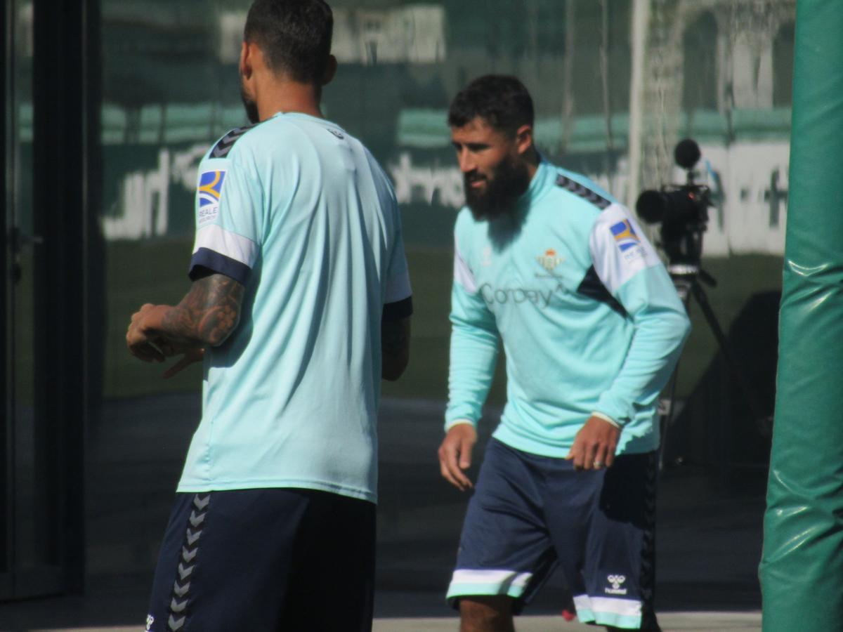 Nabil Fekir y Willian José durante un entrenamiento previo del Betis a jugar en El Sadar frente a Osasuna