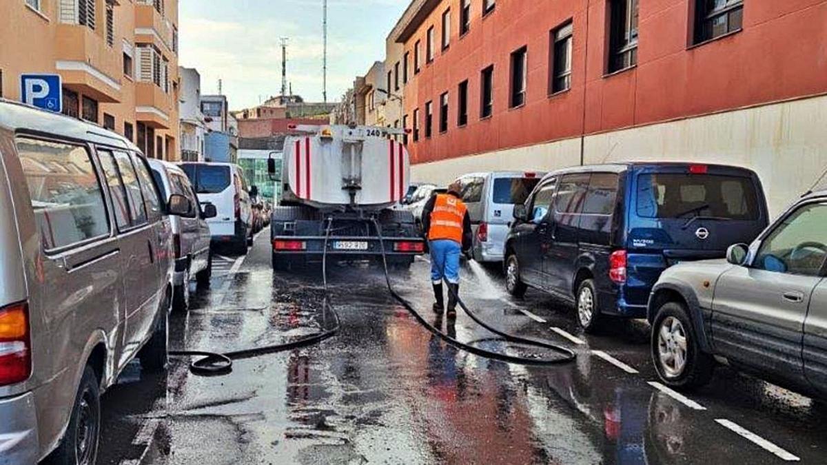 Retirados 6.681 kilos de enseres y electrodomésticos en La Cuesta. El área de Servicios Municipales de La Laguna ha llevado a cabo un dispositivo integral de limpieza en La Cuesta, en la zona entre el Hospital Universitario de Canarias (HUC) y Las Mantecas I, que ha culminado en su primera fase con la retirada de 6.681 kilos de viejos enseres y electrodomésticos. La recogida de muebles y aparatos antiguos ha estado acompañada por trabajos de mantenimiento y conservación en los espacios públicos.