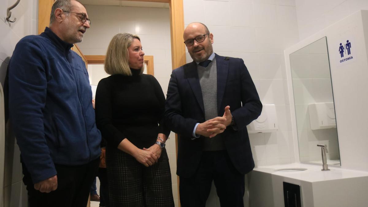 Bernardo Jordano (derecha) visita el recién instalado aseo para ostomizados en el Centro Cívico de Poniente Sur.