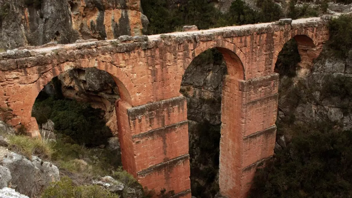 Los encantos del pueblo del acueducto romano más grande de España