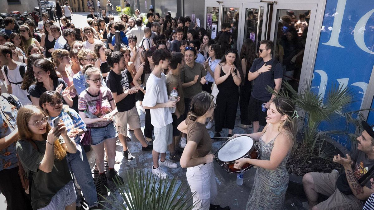 Alumnos y alumnas del Conservatori del Liceu se concentran en la sede del conservatorio de Nou de la Rambla para protestar contra los abusos
