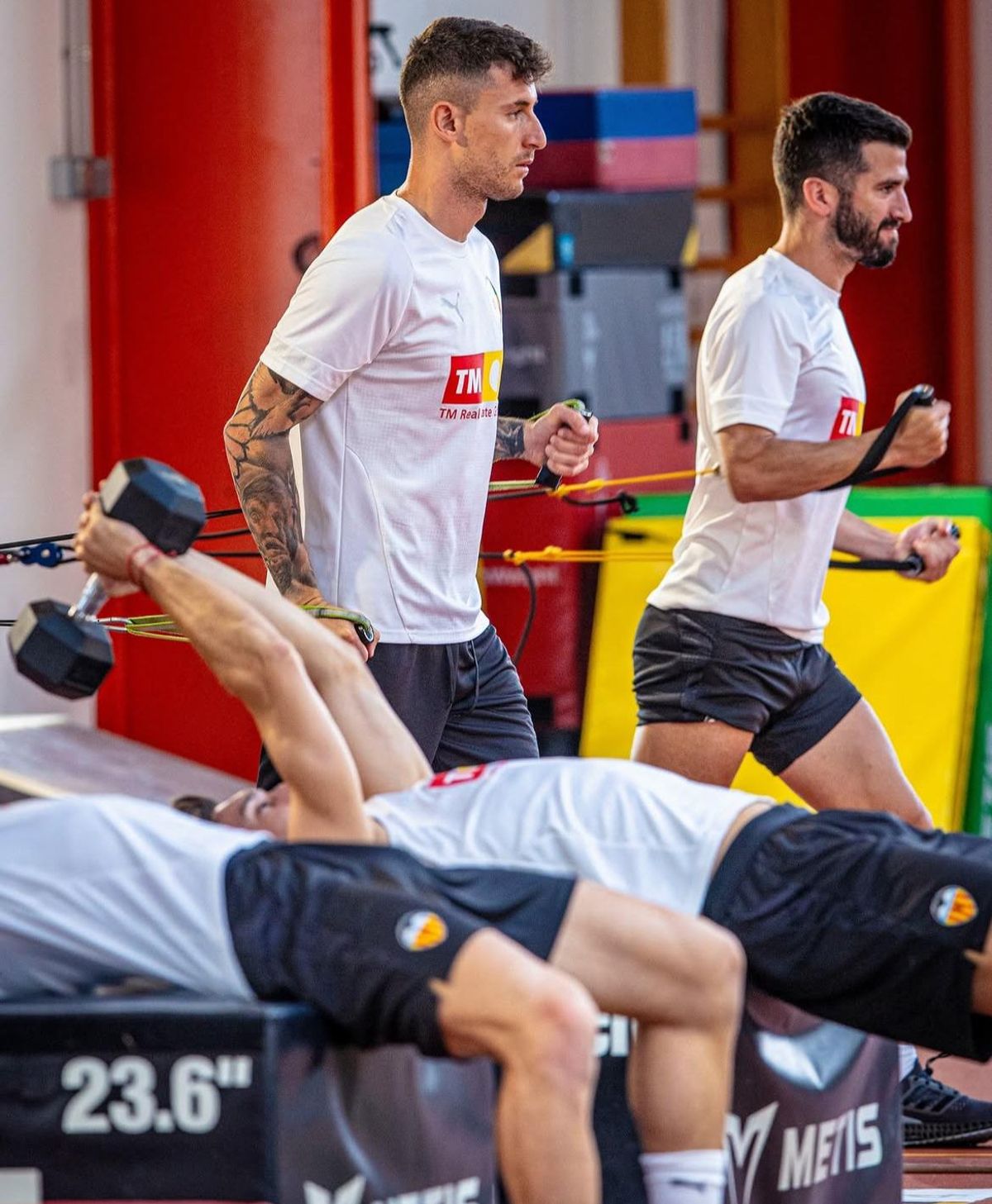 Dani Raba se ejercita en el gimnasio con el resto de compañeros