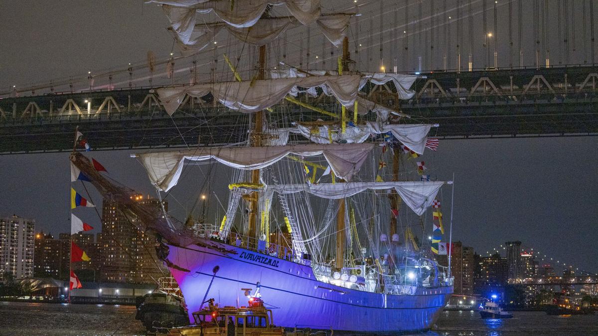 Fotografía del buque escuela mexicano Cuauhtémoc junto al puente de Brooklyn este sábado, en Nueva York (EE.UU.). EFE/ Angel Colmenares