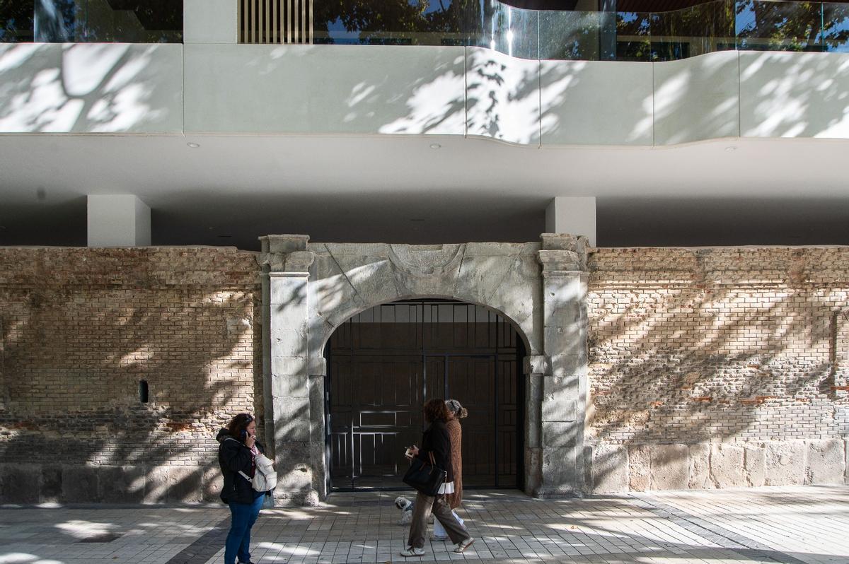 Acceso al edificio del paseo María Agustón de Zaragoza.