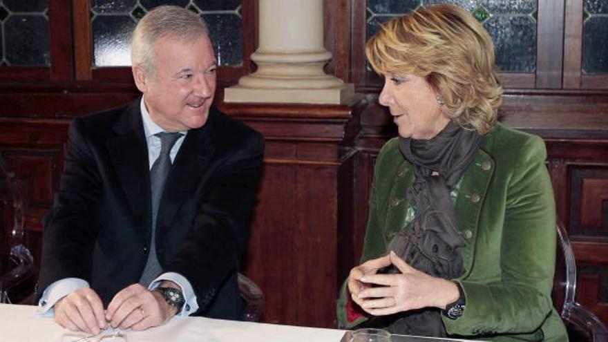 Esperanza Aguirre conversa con Ramón Luis Valcárcel durante su participación hoy en el Foro Nueva Murcia.