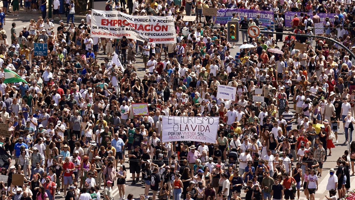 Miles de personas salen a las calles de Malaga para manifestarse contra el alto costo de la viviendas y la gentrificación. Responsabilizan a los pisos turísticos.