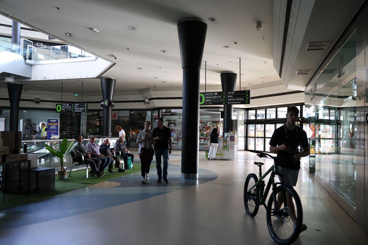 Ambiente en el centro comercial Travesía pese a no tener luz