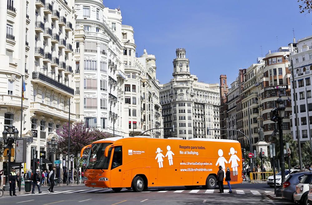 El autobús de Hazte Oír, hoy, en el centro de València.